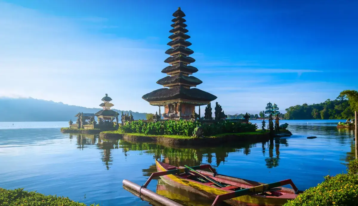 Ulun Danu Beratan Temple by the lake – An iconic North Bali landmark