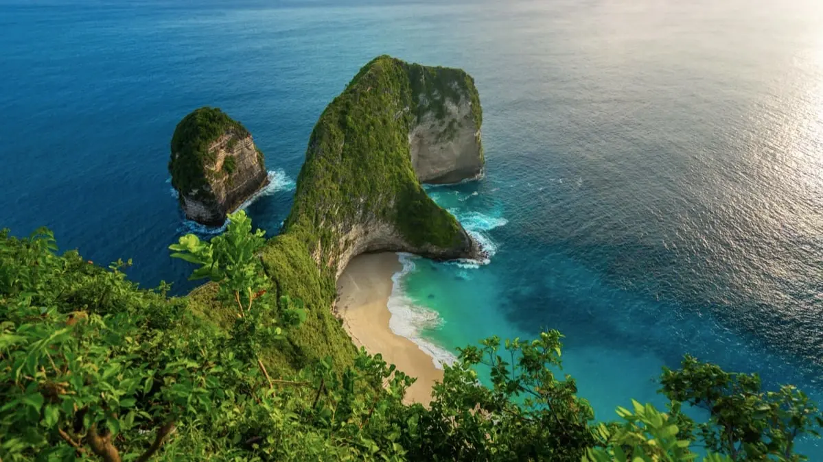 The iconic T-Rex shaped cliff at Kelingking Beach, Nusa Penida.