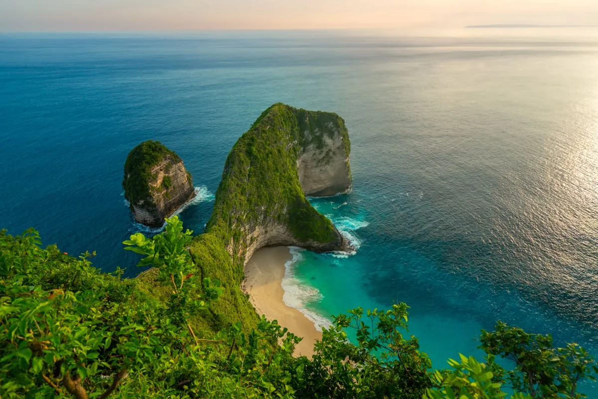 Iconic T-Rex shaped cliff at Kelingking Beach.